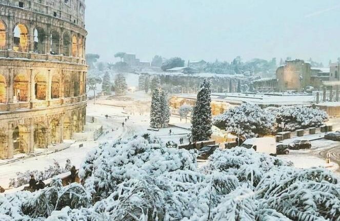 Roma, neve, caminetto e leggende